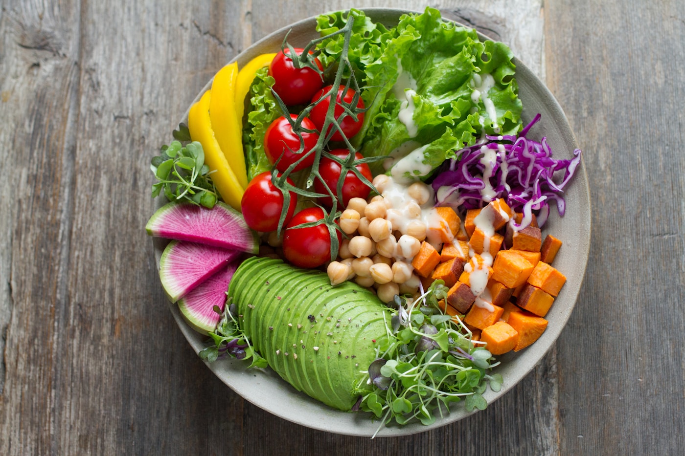 Bunte Schale mit Gemüse, Kichererbsen und Avocado